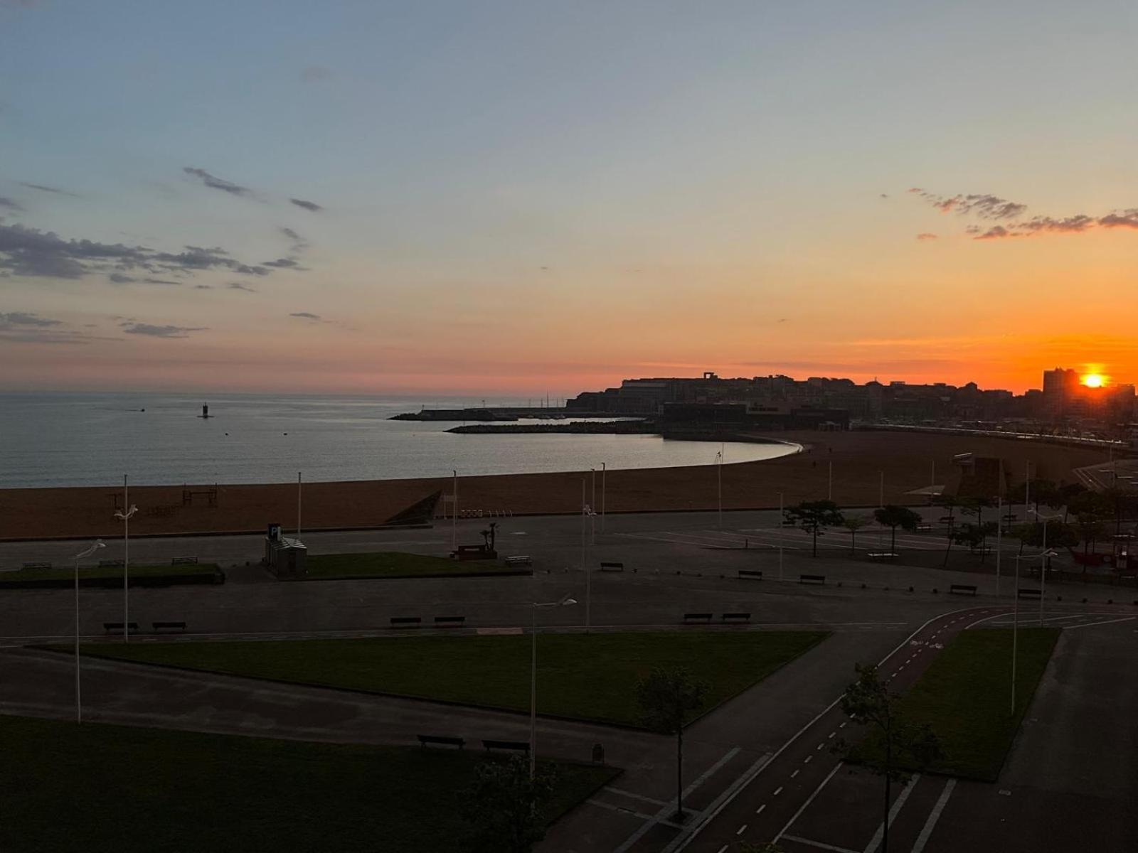 El Atico De La Playa Parking Gratis Appartement Gijón Buitenkant foto